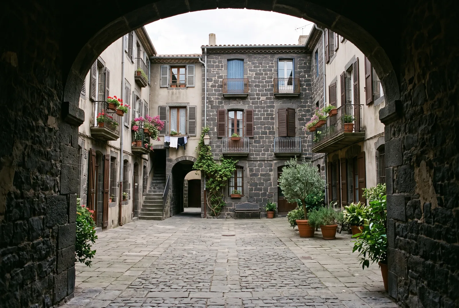 Cour intérieure d'un immeuble à Agde